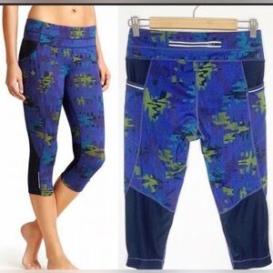 Athleta Be Free Camo Capri
Leggings